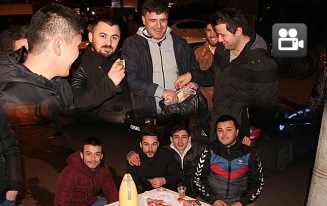Masa kuranda var, evden ekmeğini alıp gelende…