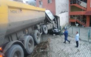 Freni boşalan TIR araçları biçti…