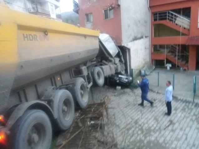 Freni boşalan TIR araçları biçti…