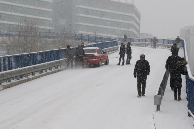 Sürücüler buzlu yollarda hakimiyet sağlamakta zorlandı