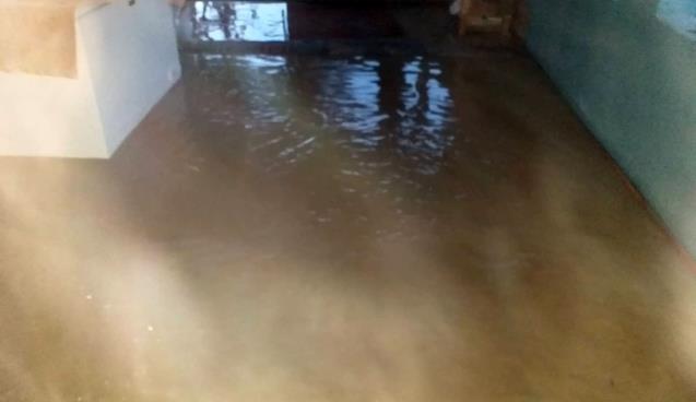 Evlerini su basan 5 kişilik aile yardım bekliyor