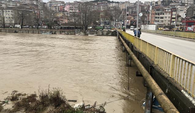 Alaplı çayı'nın ağzı kapandı, ilçeyi sel korkusu sardı