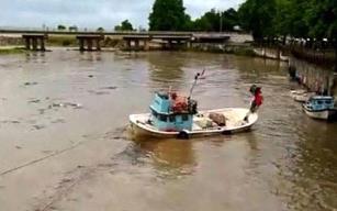 Sandalları balıkçılar kurtardı....