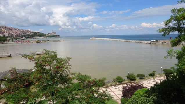 Zonguldak'ta deniz yağmurun ardından çamur rengine boyandı