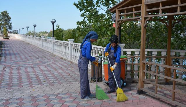 GÜLÜÇ CADDE TEMİZLİĞİNDE KADIN ELİ