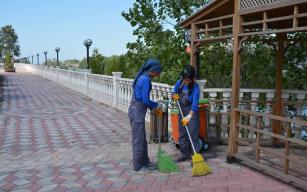 GÜLÜÇ CADDE TEMİZLİĞİNDE KADIN ELİ