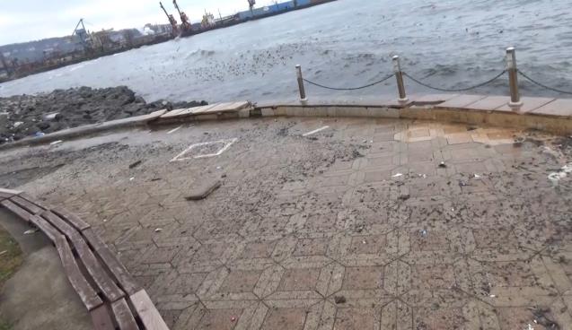 Dalgalar Kıyıyı Dövdü