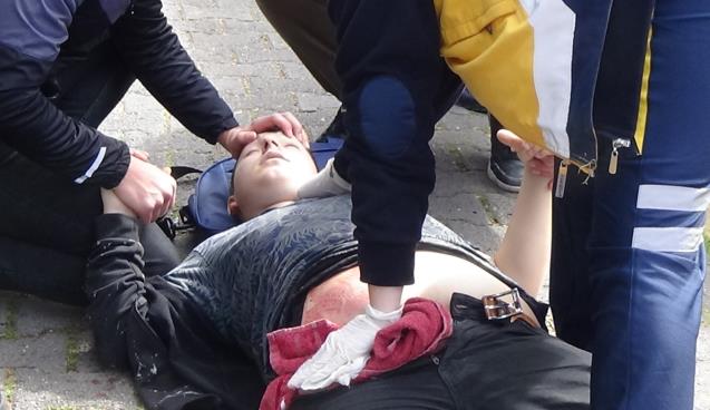 BIÇAKLA KENDİNİ YARALADI