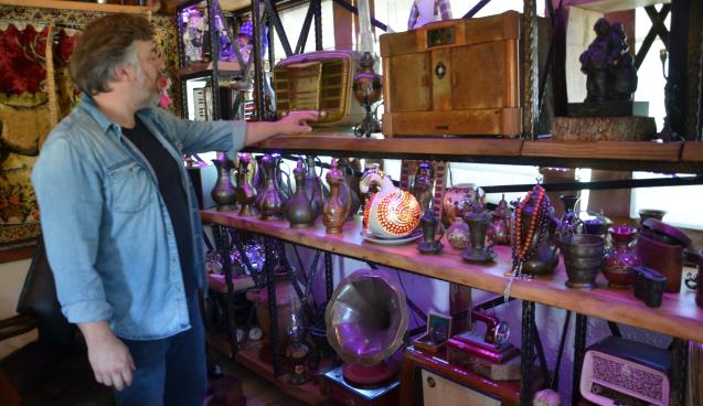 Radyo koleksiyoncuları onun peşinde