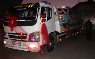 Aşkını duyurmak için gelin arabasını çekiciye yükledi