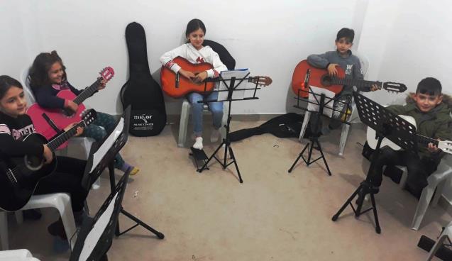 Çocuklar müzik okulunda mutlu