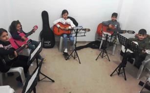 Çocuklar müzik okulunda mutlu