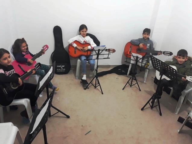 Çocuklar müzik okulunda mutlu