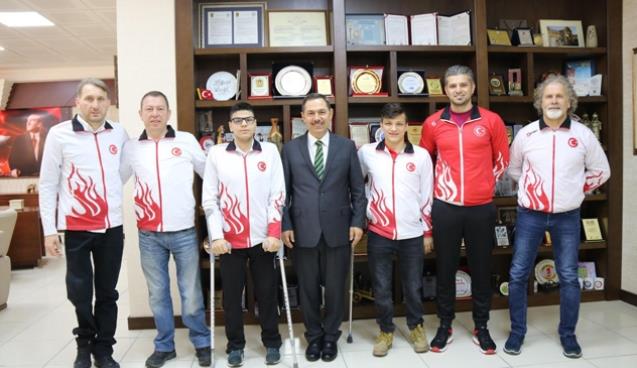 Oturarak voleybol milli takımından Uysal’a ziyaret…