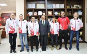 Oturarak voleybol milli takımından Uysal’a ziyaret…