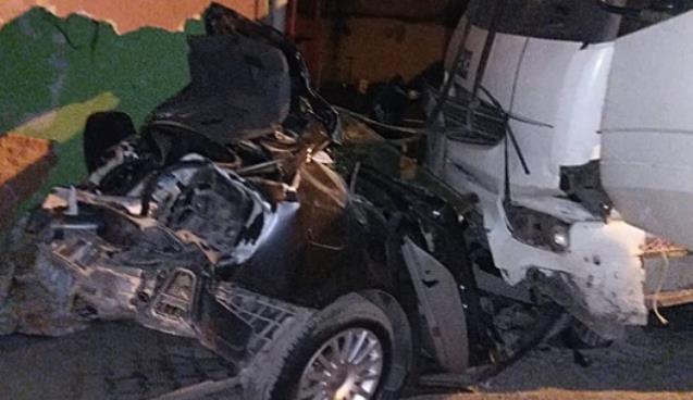 Olay sonrası ilk görüntüler... Otomobil kağıt gibi ezildi...