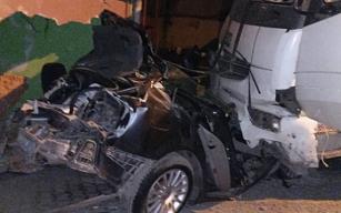 Olay sonrası ilk görüntüler... Otomobil kağıt gibi ezildi...