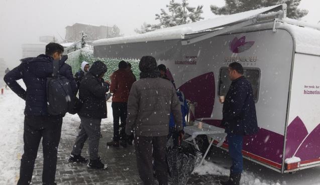 Çorba ikramı kar altında da devam ediyor