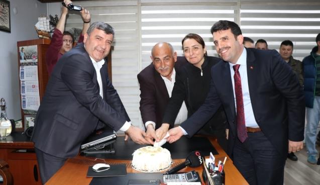 Şahin Toplu Sözleşmeyi pasta ile kutladı...