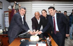 Şahin Toplu Sözleşmeyi pasta ile kutladı...