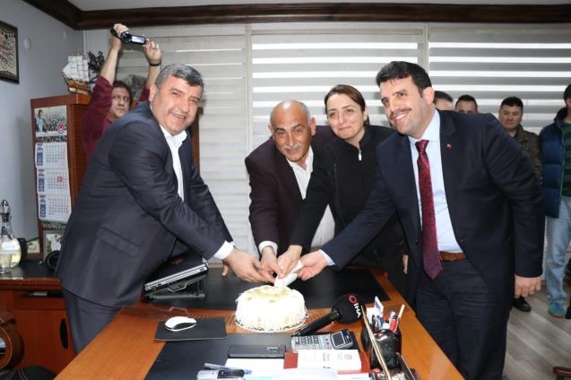 Şahin Toplu Sözleşmeyi pasta ile kutladı...