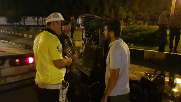Kaza yaptığı otomobili bırakıp kaçtı
