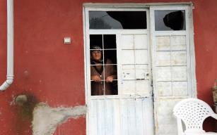 Yıkılma tehlikesi olan evde yaşam mücadelesi veriyorlar 