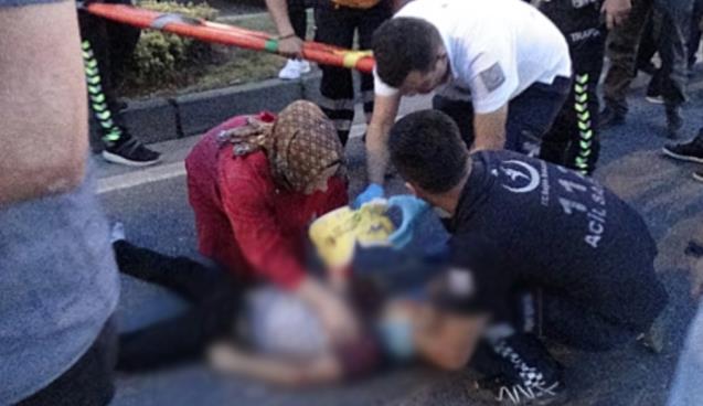 Daha 11 yaşında.... Yaşama tutunmaya çalışıyor...