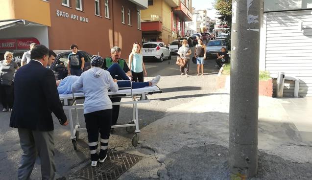 Ambulansı beklemedi, bayılan kadını hastaneye yetiştirdi…