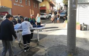 Ambulansı beklemedi, bayılan kadını hastaneye yetiştirdi…