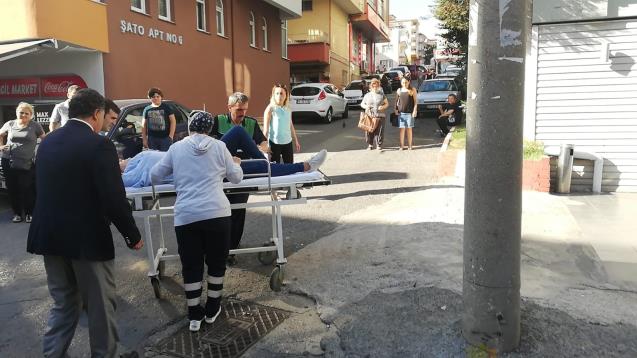 Ambulansı beklemedi, bayılan kadını hastaneye yetiştirdi…