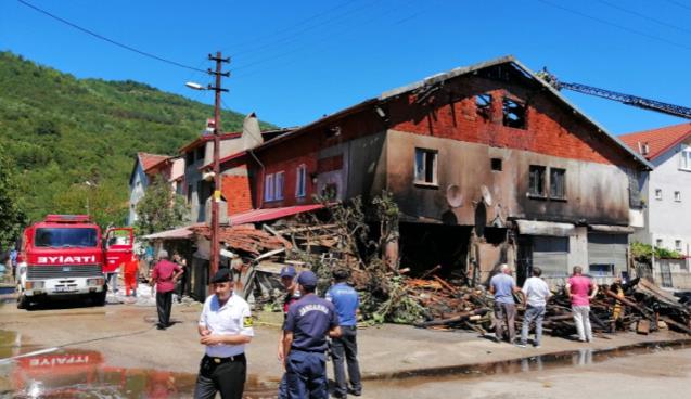 Şehit ailesinin evi alevlere teslim oldu