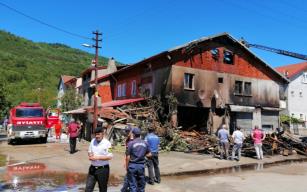 Şehit ailesinin evi alevlere teslim oldu
