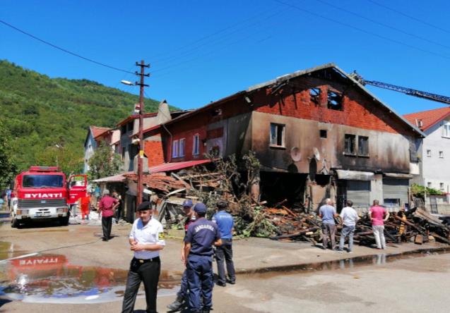 Şehit ailesinin evi alevlere teslim oldu
