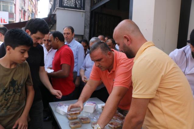 Çebi Grup bin kişiye aşure dağıttı