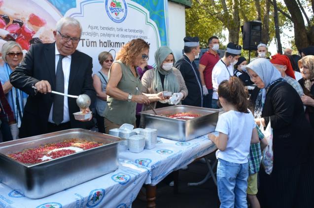 KDZ. EREĞLİ BELEDİYESİ 3 BİN KİŞİYE AŞURE DAĞITTI