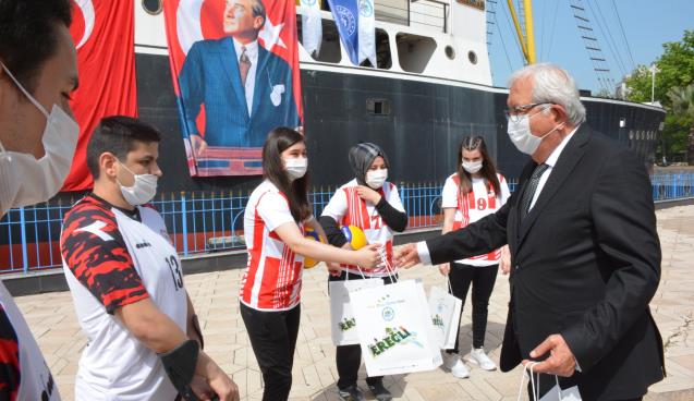 ALEMDAR GEMİSİ’NDE VOLEYBOL GÖSTERİSİ