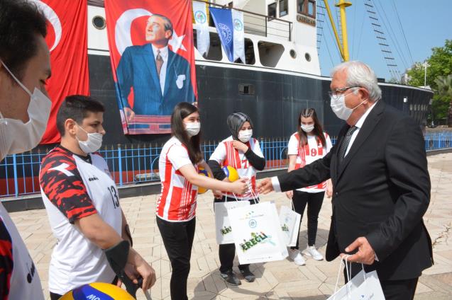 ALEMDAR GEMİSİ’NDE VOLEYBOL GÖSTERİSİ