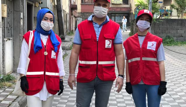 KIZILAY KUAFÖR VE BERBERE11 MAYISTAN BERİ MASKE DAĞITIYOR