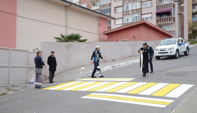 Öğrenciler için yaya geçidi yapılıyor…