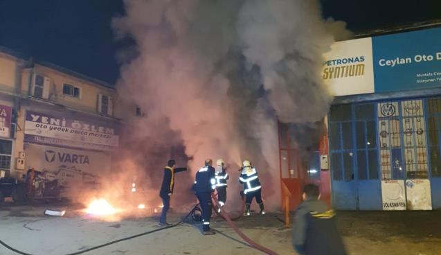 Döşemeci dükkanında çıkan yangın itfaiye ekipleri tarafından