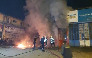 Döşemeci dükkanında çıkan yangın itfaiye ekipleri tarafından