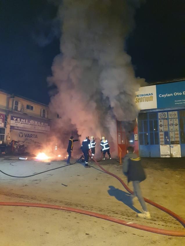 Döşemeci dükkanında çıkan yangın itfaiye ekipleri tarafından