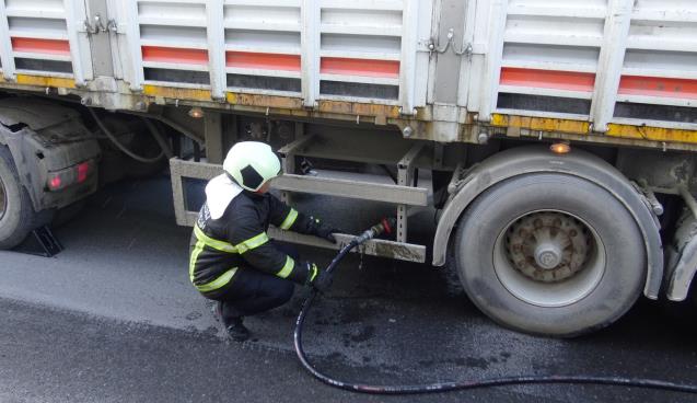 Lastikleri tutuşan tırın yanmasını itfaiye önledi