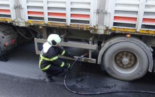 Lastikleri tutuşan tırın yanmasını itfaiye önledi