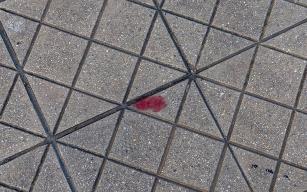 Küçük çocuk arkadaşını Valilik önünde çakıyla yaraladı