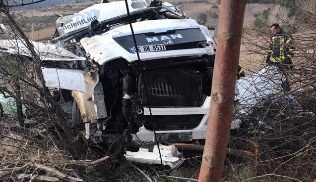 Freni boşalan tır şarampole devrildi: 1 ölü