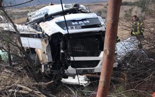 Freni boşalan tır şarampole devrildi: 1 ölü