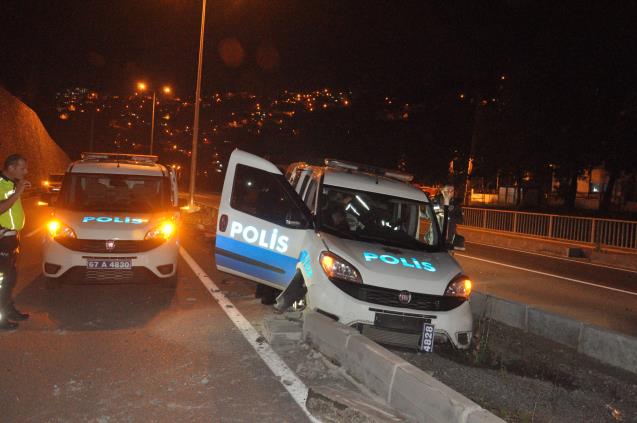Alkollü sürücüyü kovalayan polis aracı kaza yaptı: