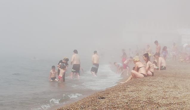 Plajı bir anda sis bastı, denize giremediler